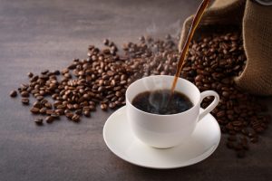 コーヒーを注ぐ