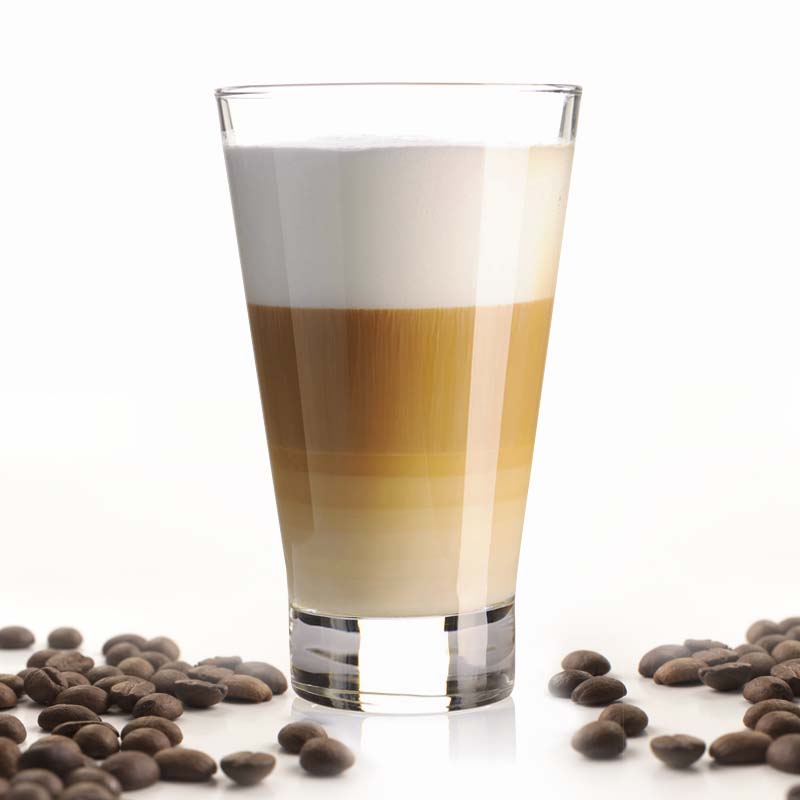 Latte Art en un enorme vaso de cristal con café con leche especial texturas con una gruesa capa de crema que ocupa casi más de un tercio del vaso.