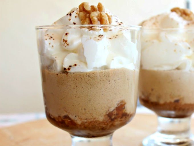 Copas de Cappuccino helado con nueces y cacao en polvo riquísimo y muy cremoso.