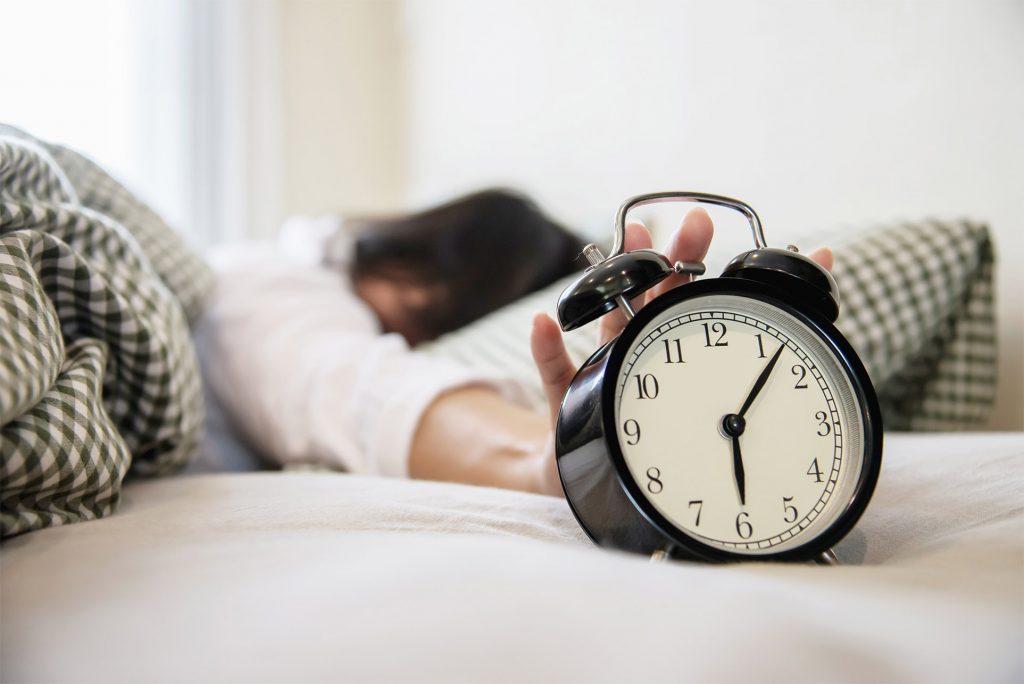 Imagen de un despertador marcando la hora de levantarse al trabajo, madrugón incluido tras la vuelta al trabajo después de las vacaciones
